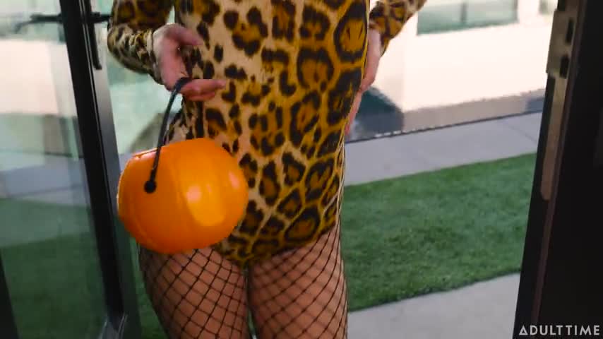 22 10 18 Kimmy Kimm - Dick Or Treat - Watch Latest Porn Video at ePornHome.com for Free.