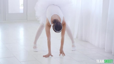 Exxxtra Small Penelope Kay - Stretchy Lil Dancer