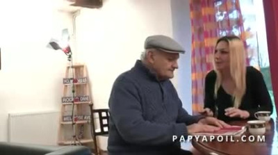 Papy Se Tape La Femme De Menage Avec Un Pote